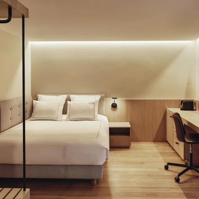 غرفة كلاسيكية بسرير كينج وسرير كوين، Swissotel Kursaal Bern 3/8