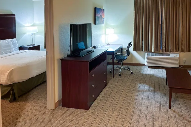جناح بسرير كينج مع أريكة لذوي الإعاقة، Quality Inn Quinter I-70 3/7