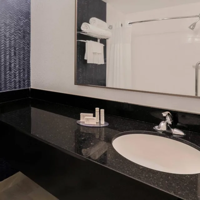 غرفة بسريرين كوين بحوض استحمام لذوي الإعاقة، Fairfield Inn & Suites Houston Westchase 3/3