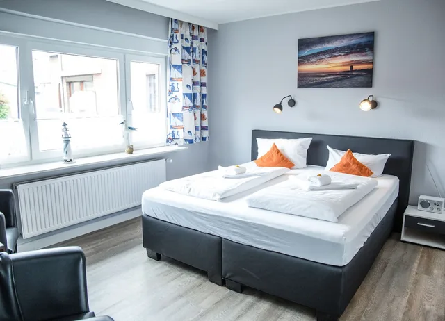 Room, Queen Bed, Hotel Tum Stuurmann 3/8
