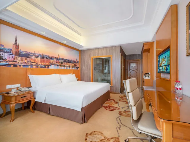 Deluxe, with View, Vienna International Hotel (Zhuhai Lovers Middle Road Haibin Store) 1/1