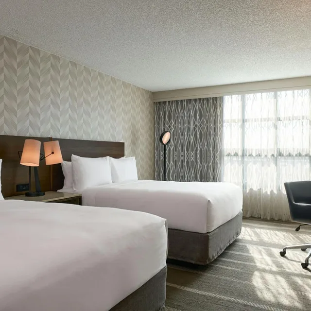 غرفة بسريرين كوين مع دخول صالة النادي، Renaissance Los Angeles Airport Hotel 2/6