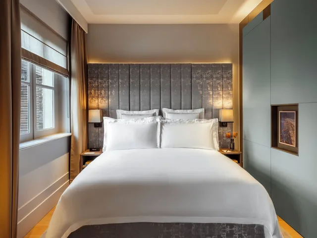 غرفة بريميير بسرير كينج، Rosewood Amsterdam 1/1