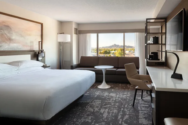 Guest Room, King Bed, Balcony, Phoenix Airport Marriott 11/17