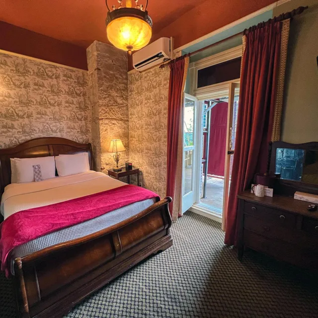 Room, Queen Bed, Balcony, The Crescent Hotel And Spa 2/3