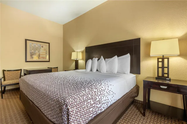 غرفة بسرير كينج، Best Western Bastrop Pines Inn 1/2