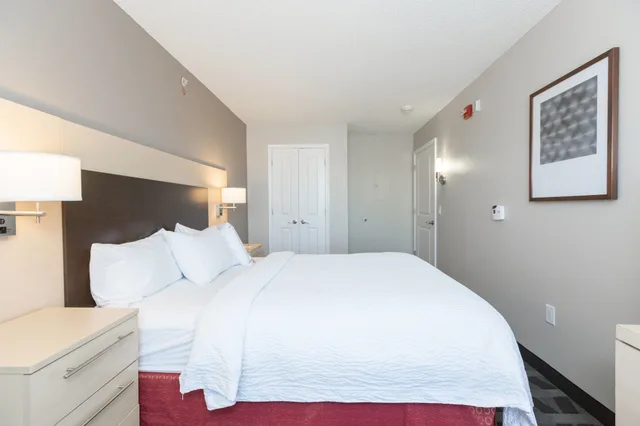 جناح بسرير كوين بغرفة نوم واحدة مع أريكة، Towneplace Suites Winchester 1/5