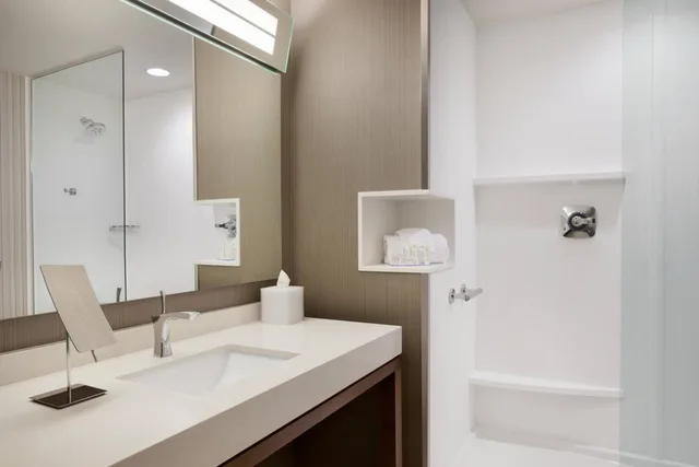 غرفة كبيرة بسريرين كوين مع أريكة، Courtyard By Marriott Boston Dedham/Westwood 3/3