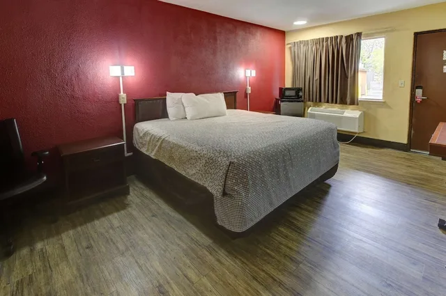 غرفة بسرير كينج لذوي الإعاقة، Econo Lodge Town Center 4/7