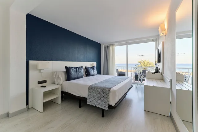 غرفة سوبيريور بإطلالة على البحر مفردة بسريرين منفصلين، Catalonia del Mar - Adults Only 2/7
