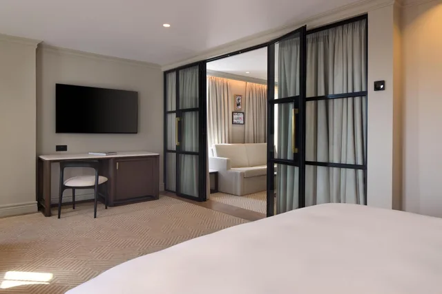 جناح بشرفة بغرفة نوم واحدة، Radisson Blu Hotel London Bond Street 4/6