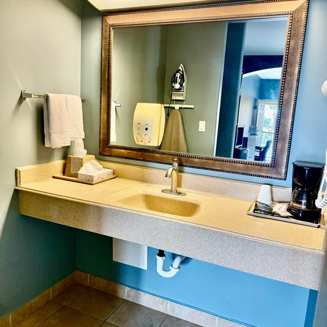 غرفة بسرير كينج وسريرين كينج، Weslaco Inn by Capital O Near Mercedes 7/10