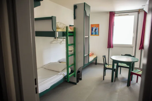Male Dorm, 3 Beds, Shared Bathroom, Auberge de Jeunesse Paris - Le d'Artagnan 4/8