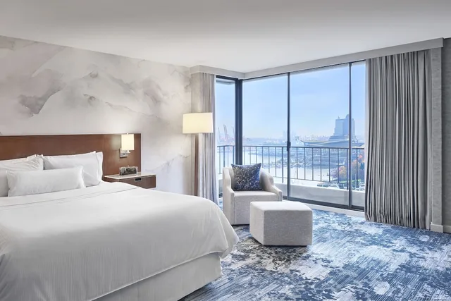 غرفة بريميوم بسرير كينج بإطلالة على المرسى، Westin Bayshore 2/3