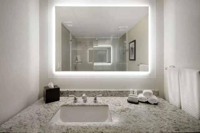 غرفة بسرير كينج بشرفة، Embassy Suites by Hilton Jacksonville Baymeadows 2/2