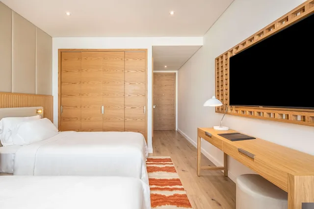 دوبلكس بسرير كوين وسريرين منفصلين بإطلالة على الفناء بغرفتي نوم، Hyatt Regency Lisbon 2/9