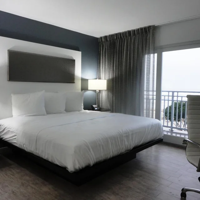 جناح بشرفة، Lotus Boutique Inn Suites 1/10