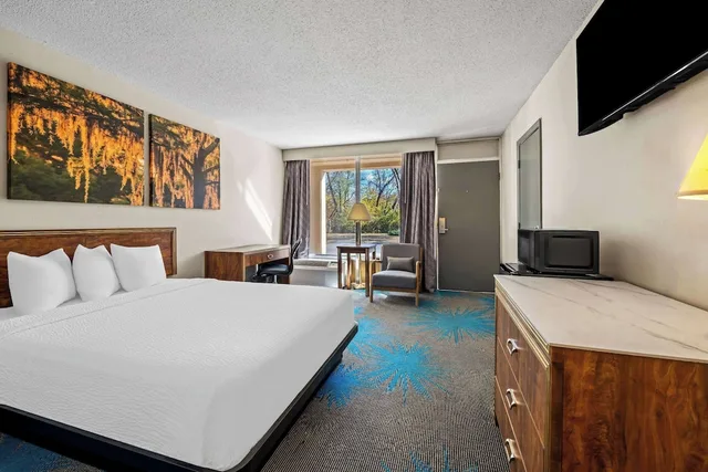 Economy, Double Bed, Days Inn by Wyndham Dubuque 1/3