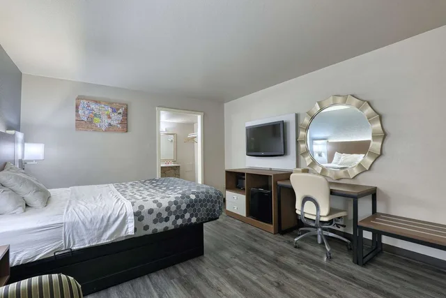 غرفة بسرير كوين، Econo Lodge Neenah 8/10