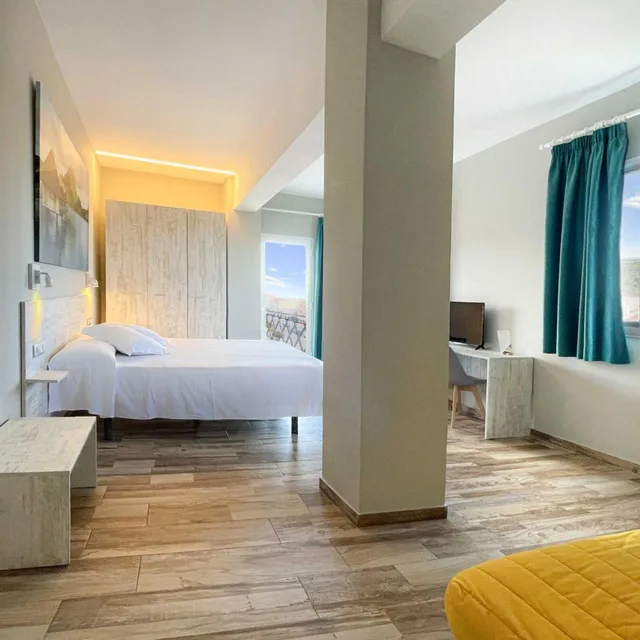 غرفة بسرير مزدوج بإطلالة على البحر بشرفة، Te Mana Hotel 3/5