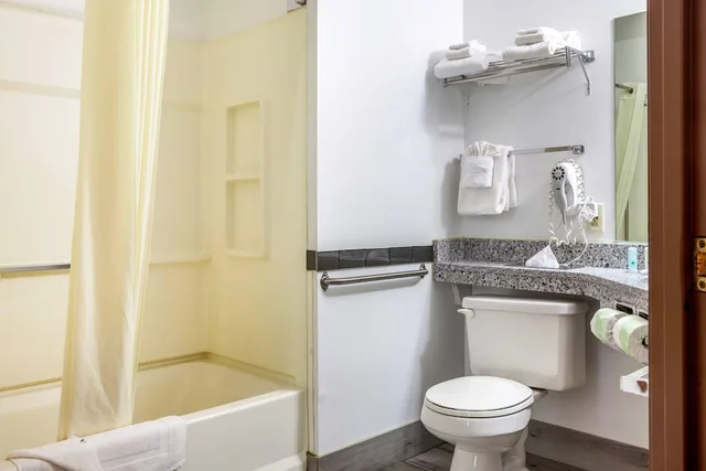 غرفة بسريرين كوين لذوي الإعاقة، Quality Inn & Suites Prairie Du Chien 3/3