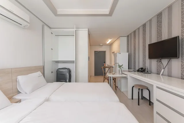 غرفة ديلوكس بسرير مزدوج وسرير فردي، Staywell Hotel 3/10