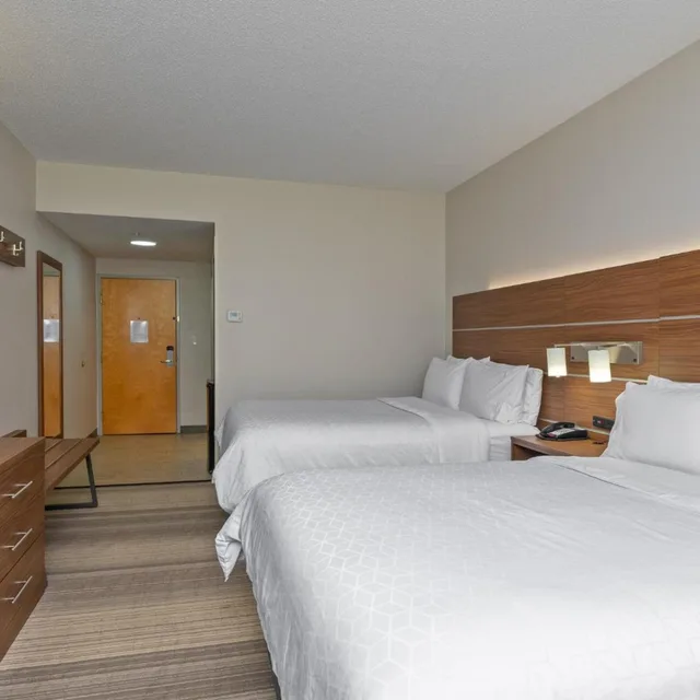 غرفة بسريرين مزدوجين لذوي الإعاقة، Holiday Inn Express Hotel & Suites Woodbridge 2/10