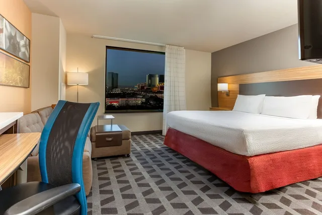 جناح استوديو بسرير كينج مع أريكة للمدخنين لذوي الإعاقة، TownePlace Suites Las Vegas Stadium District 1/4