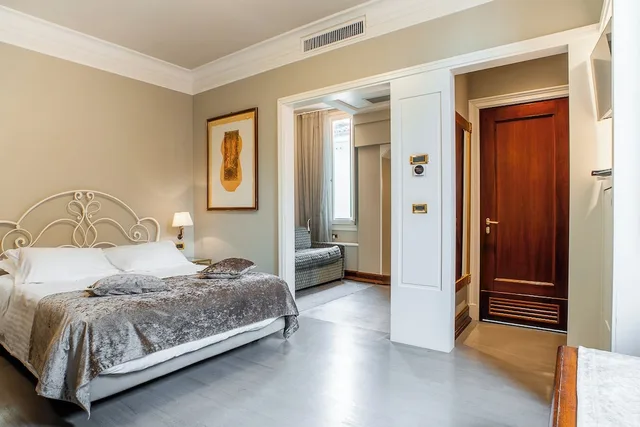 جناح رومانسي سوبيريور بسرير كوين مع أريكة، Art Hotel Orologio 1/8