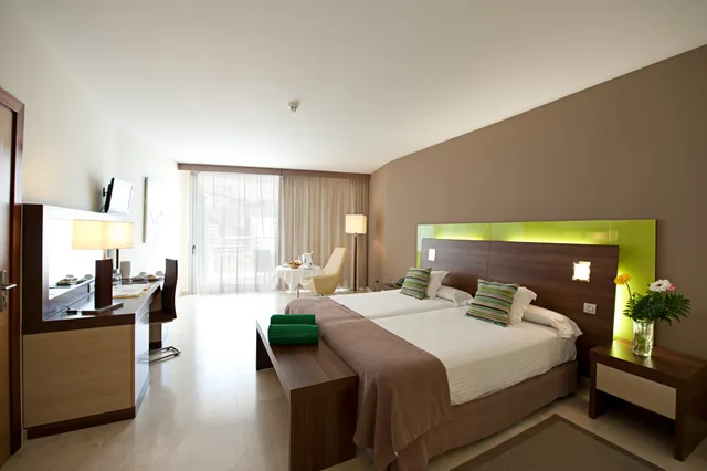 غرفة بسرير مزدوج بإطلالة جزئية على البحر، Hotel LIVVO Valle Taurito 2/3