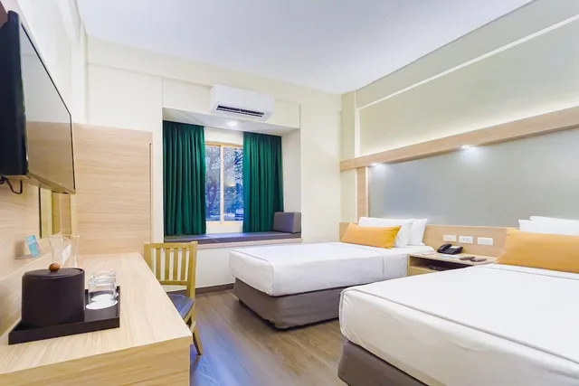 غرفة بسريرين منفصلين، Microtel by Wyndham Tarlac 1/3