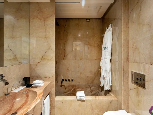 غرفة سوبيريور بسرير مزدوج بإطلالة على البحر، Grand Hotel Des Etrangers 5/5