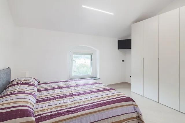 غرفة بسرير كينج مع أريكة في الملحق، Agriturismo La Lobra 1/4