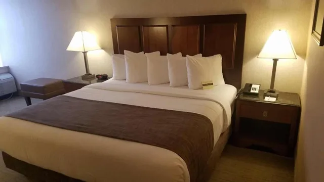 غرفة قياسية بسرير كينج، Spark by Hilton Staunton 3/4