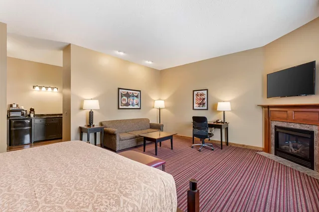 غرفة بسرير كينج مع أريكة بحوض جاكوزي بمطبخ، Best Western Plus Dutch Haus Inn And Suites 1/2