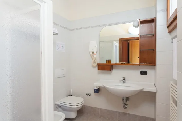 غرفة حصرية بسرير كوين بغرفة نوم واحدة مع أريكة، Villa Isabella Hotel & Residence 5/6