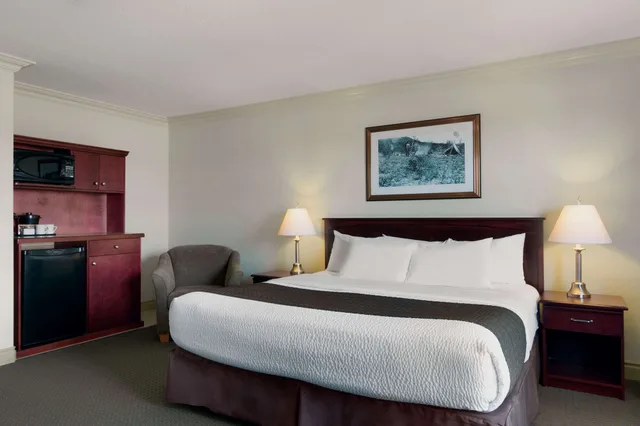 غرفة قياسية بسرير كينج للمدخنين، Quality Inn & Suites Whitecourt 2/6