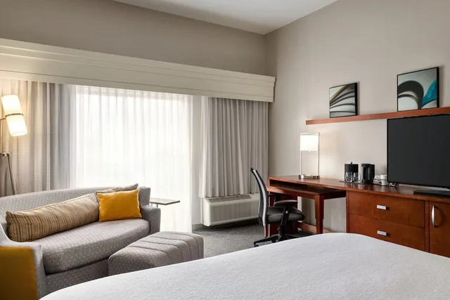 غرفة بسرير كينج بشرفة، Courtyard By Marriott Tupelo 3/10