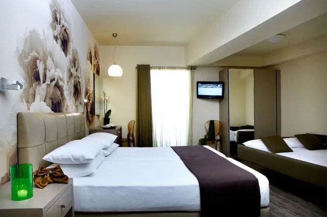 Family, Queen Bed, Lateral Side Sea View, 2 Sofa, Mouikis Hotel Kefalonia 2/3