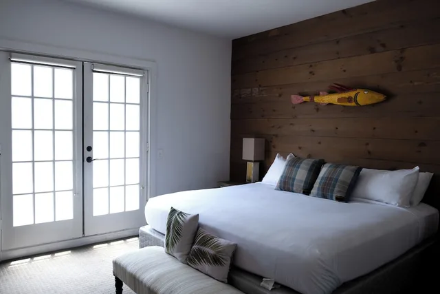 Comfort, Single, King Bed, Balcony, Shelter Harbor Inn 3/8