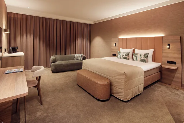 غرفة ديلوكس بسرير كينج وأسرّة بطابقين بإطلالة على القناة بحوض جاكوزي، Van Der Valk Hotel Sneek 2/10