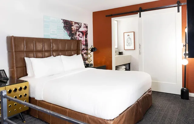 جناح بريميير بسرير كينج بشرفة مع أريكة، Montrose at Beverly Hills 1/2