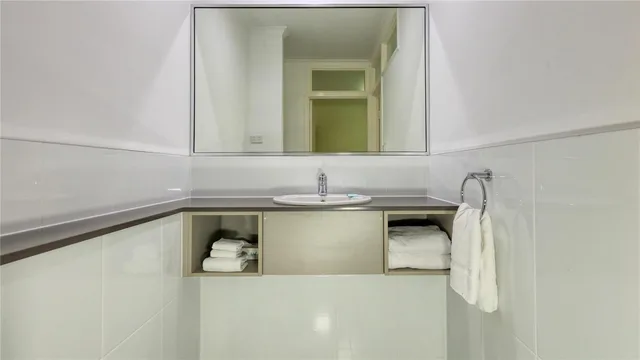 Super, Apartment, King Bed, Living Area, Kitchenette، Best Western Cattle City Motor Inn 4/4
