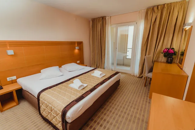 غرفة متصلة سوبيريور عائلية بسريرين كينج بشرفة، Family Hotel La Luna – All inclusive 2/6