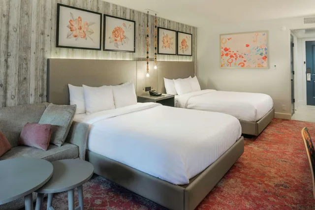 Deluxe, Cliffrose Springdale, Curio Collection by Hilton 3/4