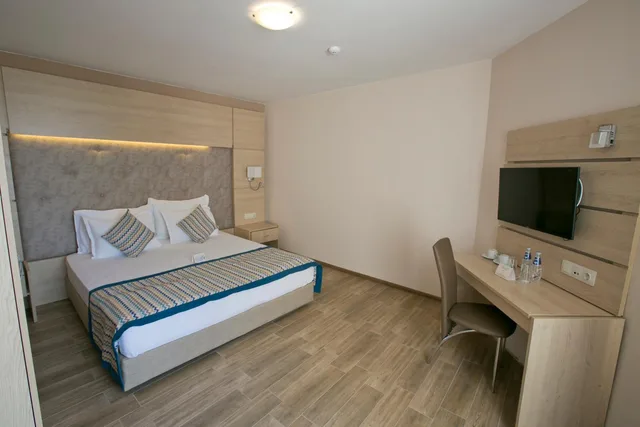 Room, Double Bed, Side Sea View, Balcony, Building 2، Royal Bay Resort 1/10