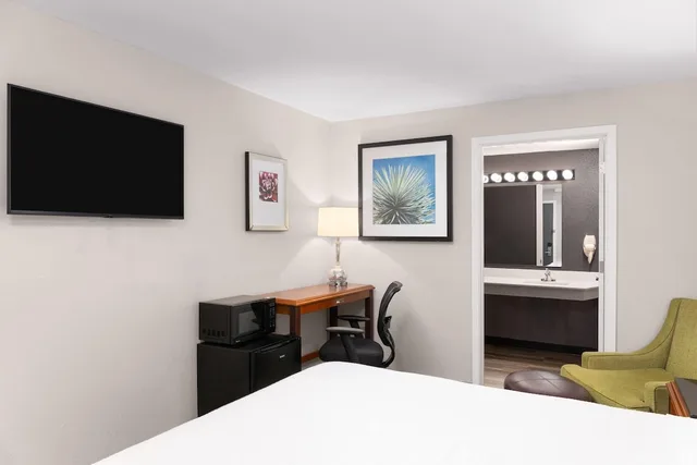 غرفة بسرير كينج، Basecamp Puyallup a Travelodge by Wyndham 3/10