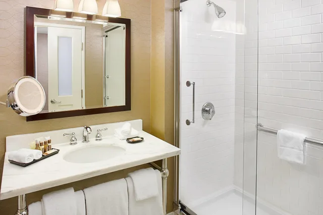 غرفة قياسية بسرير مزدوج، Sheraton Rockville Hotel 1/1