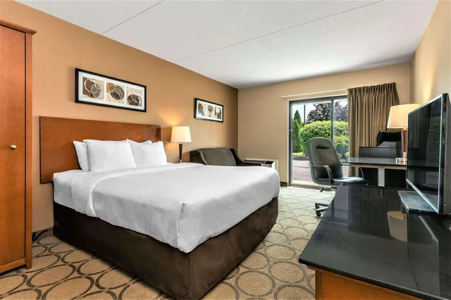 Upgrade, King Bed، Comfort Inn Brandon 1/1