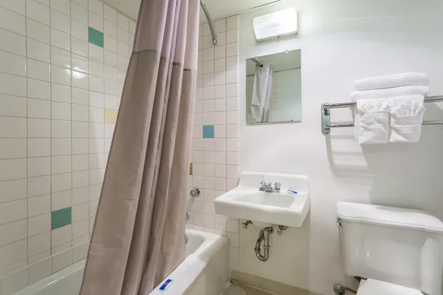 1 Queen Bed - Mobil Access Tub Nsmk Micfridg، Motel6 Butte, MT - Historic City Center 8/10